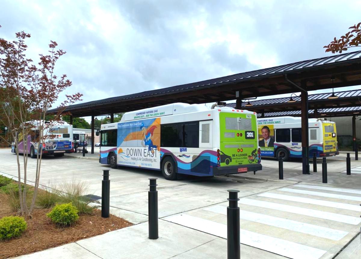 Streetlevmedia's tweet photo. #HappyFriday Rollin' out in Wilmington! Look at these beauties, what a way to begin Friday! #busadswork #FriYAY #youradsthesestreets #transitadvertsing #busads #WMPO #Geico #DownEastHeat&amp;Cooling  #WIlmingtonFuneral&amp;Cremation #PlanetFitness #ResourceFinancialMortgage https://t.co/dMb4tVMqH0