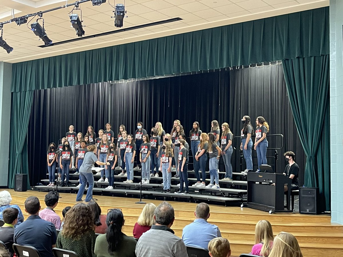 jcwilcox32's tweet photo. @CPJHChoirs @TISDCPJHS What an amazing performance by our CPJH boys and girls choir. #awesome https://t.co/r2eBJ7qeEa