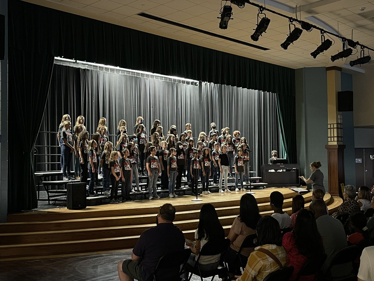 jcwilcox32's tweet photo. @CPJHChoirs @TISDCPJHS What an amazing performance by our CPJH boys and girls choir. #awesome https://t.co/r2eBJ7qeEa