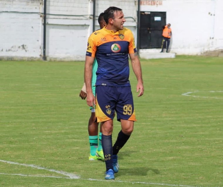 LaSolapaOk's tweet photo. #EntrerrianosPorElMundo | #SerieB 🇪🇨
UN CIERRE A PURO GOL 👏
Jorge Detona (@JorgeDetona) culminó su participación en la Serie B ecuatoriana a puro gol con Chacaritas FC ⚽ https://t.co/4jXFDcZ1Ug