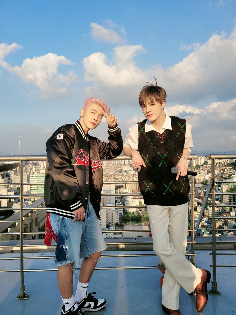 NCT__Indonesia's tweet photo. [🎥OFFICIAL] 211016 California Love Live Video - Donghae ft #JENO 🐶💖

Nonton Donghae ft Jeno menyanyikan California Love secara live di sini ⬇️

▶ https://t.co/cOjgrK0vte 

🍔 https://t.co/8FpDcokVEg