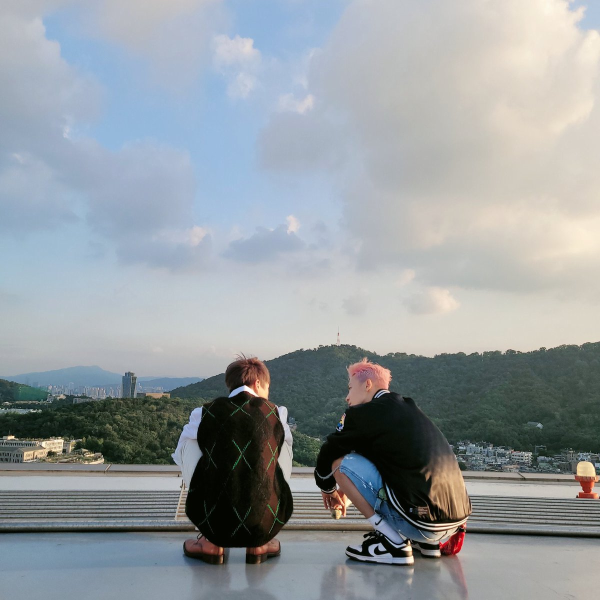 NCT__Indonesia's tweet photo. [🎥OFFICIAL] 211016 California Love Live Video - Donghae ft #JENO 🐶💖

Nonton Donghae ft Jeno menyanyikan California Love secara live di sini ⬇️

▶ https://t.co/cOjgrK0vte 

🍔 https://t.co/8FpDcokVEg