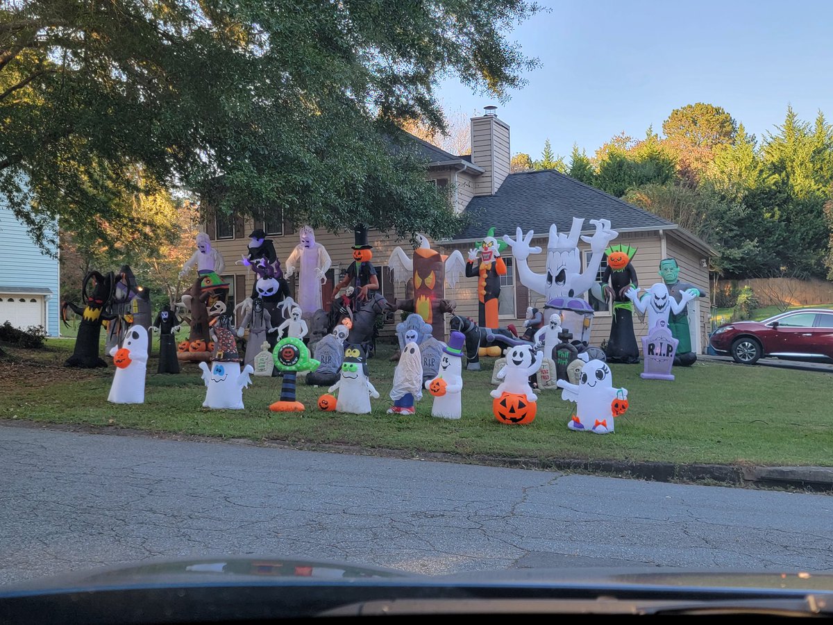 Now that's what I call Halloween Spirit! 🎃 👻 #happyfallyall #southernliving #spooky #creepy