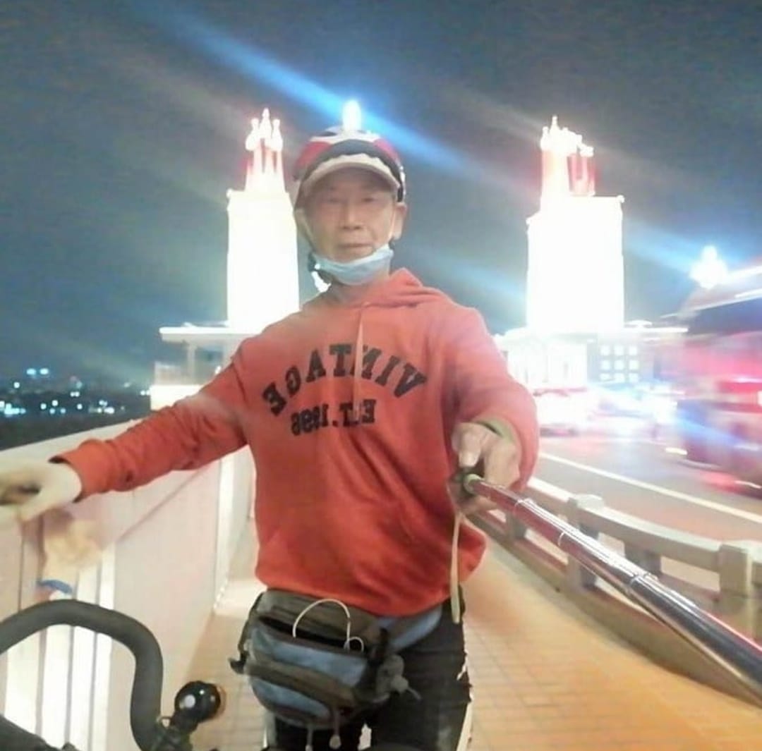 WindowonChina's tweet image. قطع رجل صيني يبلغ من العمر 74 عامًا 600 كيلومتر بالدراجة للوفاء بوعده بزيارة الأطباء والممرضات الذين ساعدوه على التعافي من فايروس كورونا

 #اقتصاد #سفر #أخبار #الصين #مغامرة #نافذة_على_الصين
 #中國 #China #Window_on_China  #中国之窗