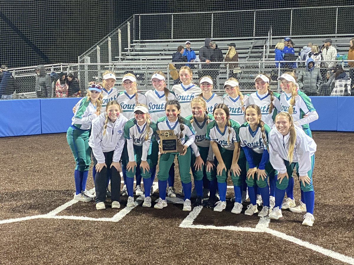 DISTRICT CHAMPS! Congrats <a href="/BSSJagsSoftball/">🥎 Jags Softball 🥎</a>! 9-7 on a 3-run walkoff blast!