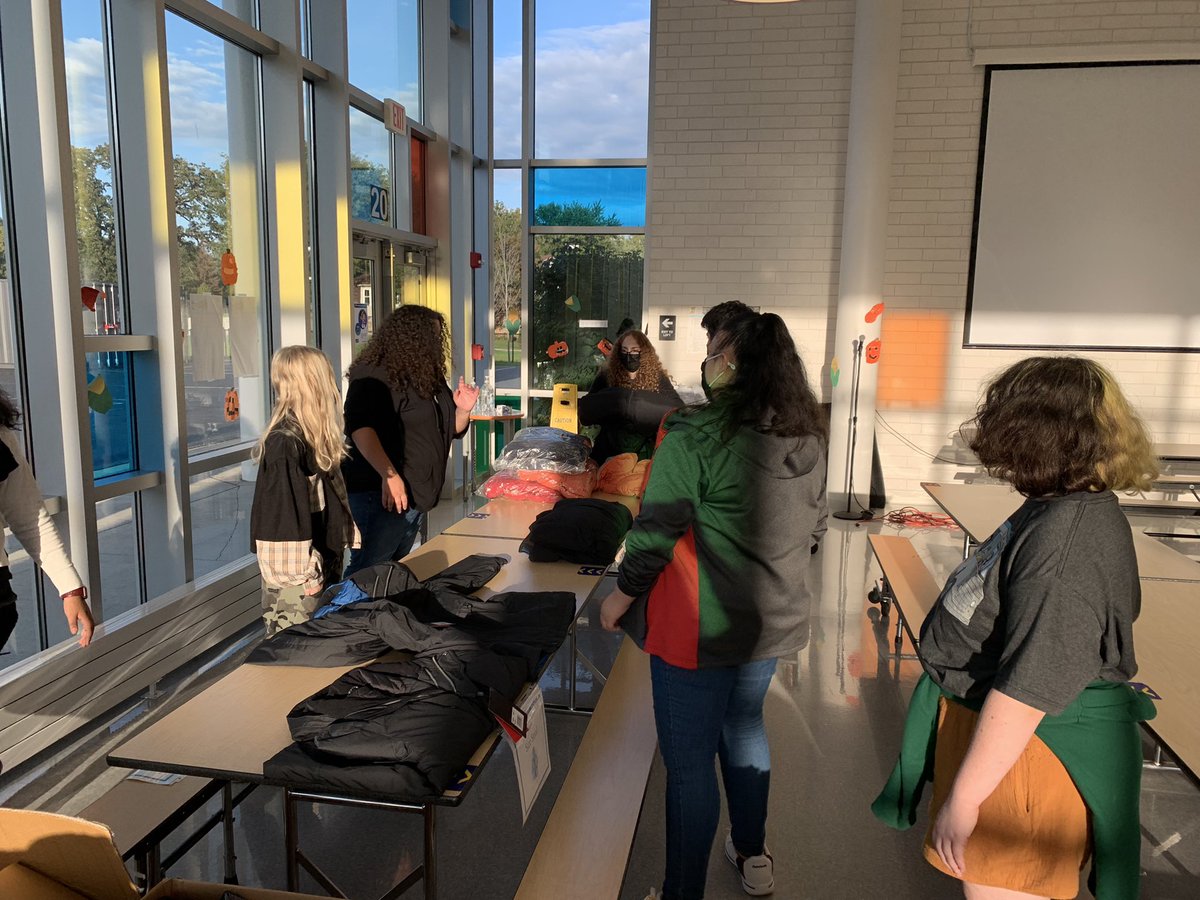 MsD_HHSmath's tweet photo. Early Act Club members volunteered to help set up the community coat drive this afternoon. Fun times helping the community! #bms https://t.co/MnGX9urxIl