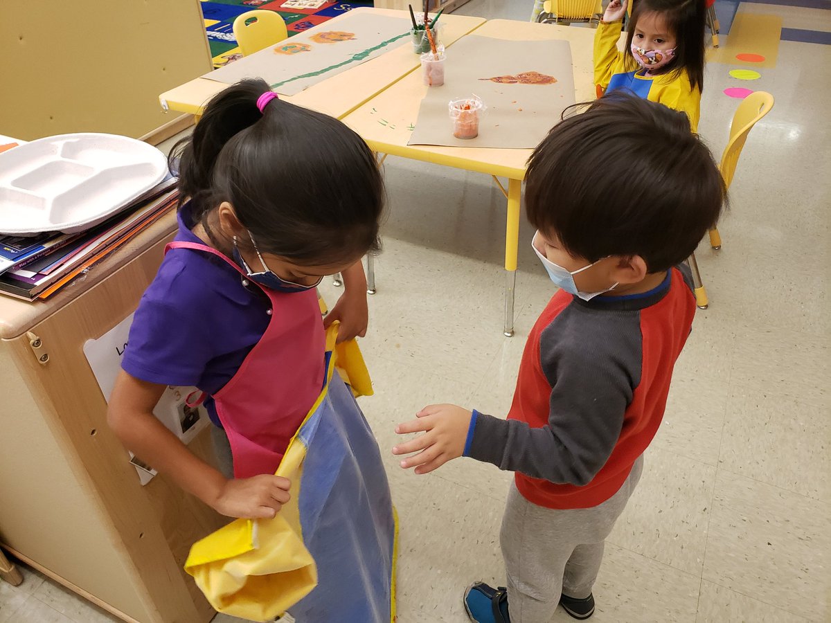 Kindness is in the air 💞 Lend a hand to your friend who needs help! @30Q398 <a href="/nycdistrict30/">District 30</a> #weallLEARN