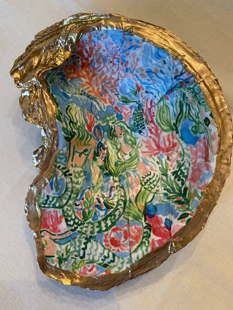 SouthBelleBeth's tweet image. Do you ❤️ mermaids? 🧜🏻‍♀️ This decoupaged and hand painted oyster shell dish features a swirling, vibrant #Mermaid print.  

Mermaid lovers click here ➡️ etsy.me/3ay7IMA

#giftidea #shelldish #coastal #ringdish #accent