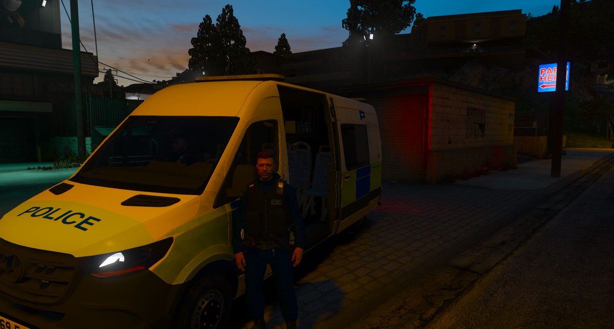 SUPT1274's tweet photo. Late finish tonight after I swapped my Traffic kit for some TSG Gear. Myself and @KPayne06817419 travelled into the city to assist our @FPLCRPC colleagues with some Night Time Economy.
Back at the Traffic Base for some admin and then #State11.
#fictional #police @LondCallingRPC https://t.co/20550MhlJ3