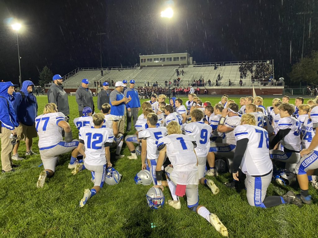 elmwood_hs's tweet photo. The Royals snap a 15 year drought against Genoa defeating the Comets 41-10!!!  Awesome win! #WeAreElmwood https://t.co/Tv7O2R8pDZ