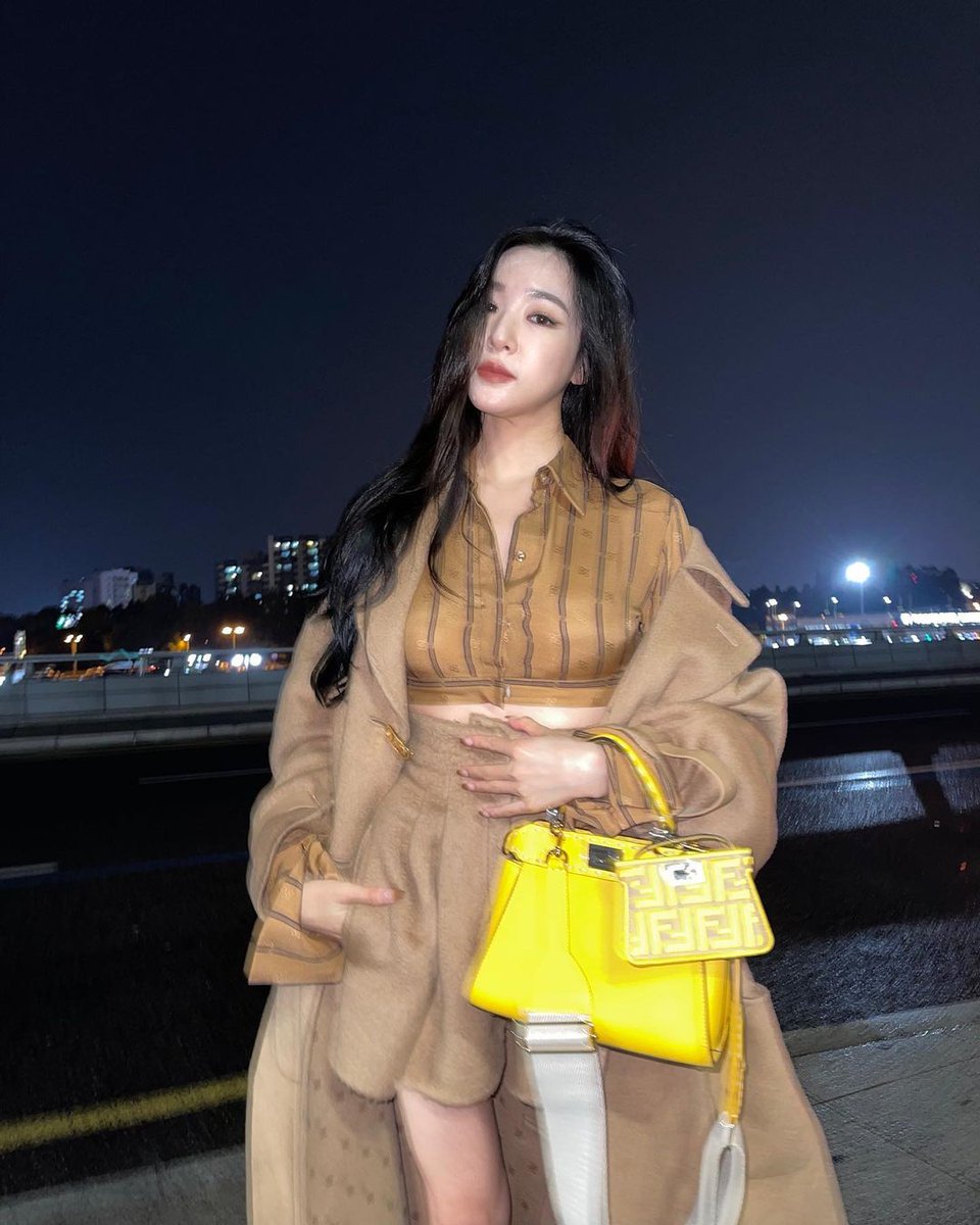 msserratiff's tweet photo. 오늘부터 추위 챙기기 🧸🍂💛🍁

@fendi #FendiPeekaboo #ad https://t.co/hJa4YRJrjd