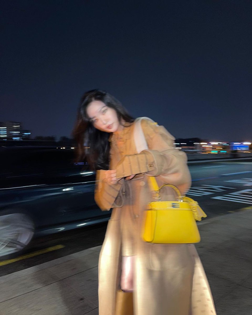 msserratiff's tweet photo. 오늘부터 추위 챙기기 🧸🍂💛🍁

@fendi #FendiPeekaboo #ad https://t.co/hJa4YRJrjd