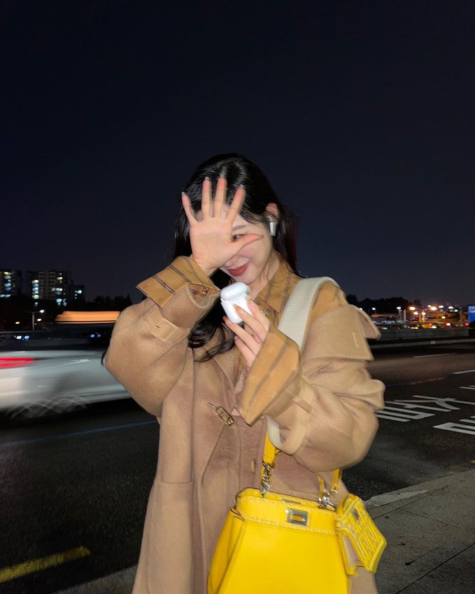 msserratiff's tweet photo. 오늘부터 추위 챙기기 🧸🍂💛🍁

@fendi #FendiPeekaboo #ad https://t.co/hJa4YRJrjd