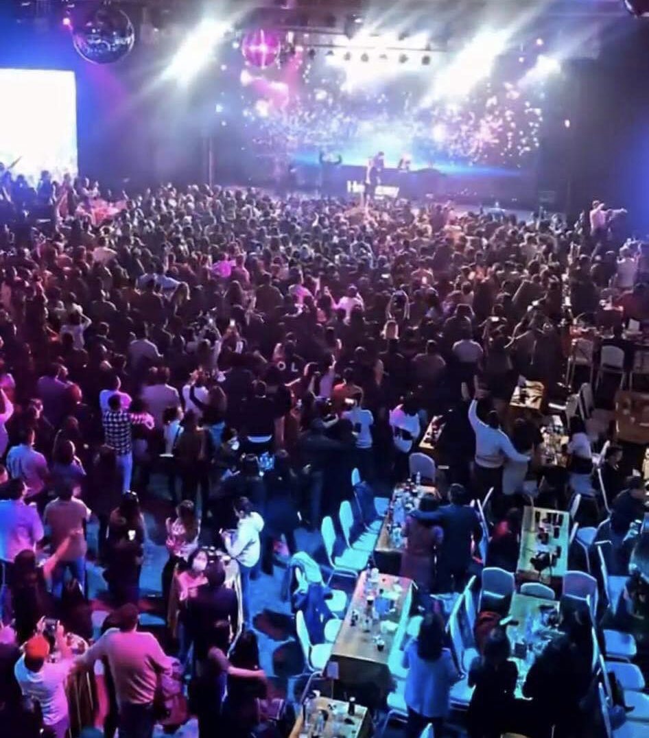 Эхний зураг дээр байгаа таван хүнийг ковидын үеийн дэглэм зөрчиж алхсан гээд баривчлан саатуулсан. 
Нөгөө зураг нь МАН-ын ЗГ-ын сайд, өндөр албан тушаалтны хувийн эзэмшилд мэдээж дэглэм зөрчигдөөгүй ээ.