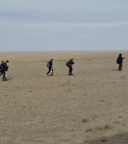 g_ganbat's tweet photo. Эхний зураг дээр байгаа таван хүнийг ковидын үеийн дэглэм зөрчиж алхсан гээд баривчлан саатуулсан. 
Нөгөө зураг нь МАН-ын ЗГ-ын сайд, өндөр албан тушаалтны хувийн эзэмшилд мэдээж дэглэм зөрчигдөөгүй ээ. https://t.co/wW9y6x0rM3