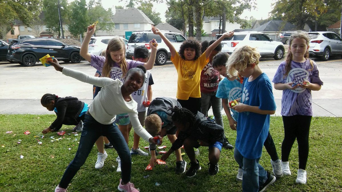 MsPaul_MBE's tweet photo. Celebrating Hispanic Heritage Week with a pinata party.
@HumbleISD_MBE   #mbeisfamily   #mbebears2021 https://t.co/mEDRLnndBt