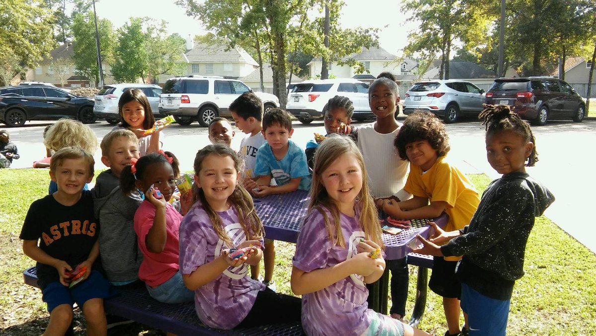 MsPaul_MBE's tweet photo. Celebrating Hispanic Heritage Week with a pinata party.
@HumbleISD_MBE   #mbeisfamily   #mbebears2021 https://t.co/mEDRLnndBt