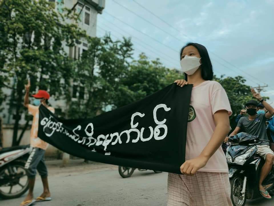 KaungKhantHto10's tweet photo. Despite the small number of protesters on the streets, we are still opposed to the military dictatorship.
Scenes of ppl protesting against the coup regime by joined forces of All Burma Student's Union and BEGSC.

#NoFlyZoneInMyanmar
#Oct16Coup  
#WhatsHappeningInMyanmar https://t.co/4ghjLGP8mT