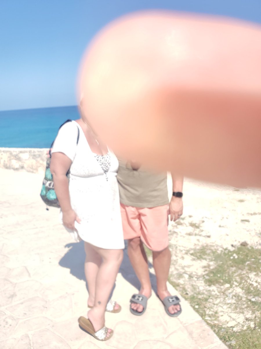 Imshortwtf's tweet photo. When you ask your sister to take the pic.... π€¦π»ββοΈπ #riucancun #mexico #islamujeres #drunkfun https://t.co/KkUtwoeIB2