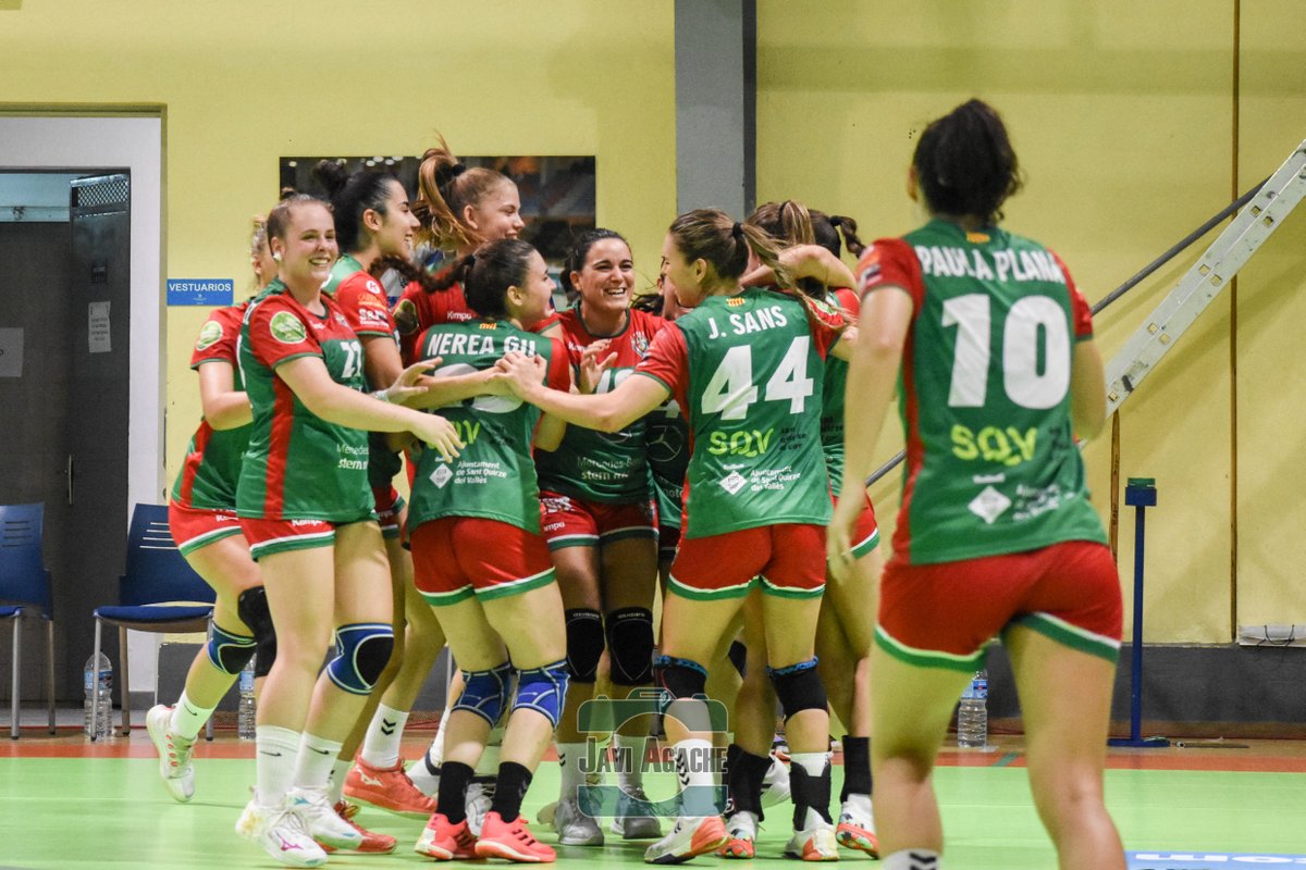 javi_agache's tweet photo. ๐ธPrimera victoria de la temporada del @HSantQuirze en la Salud. Asรญ se celebrรณ๐
.
.
#Balonmano ๐คพโโ๏ธ #GuerrerasIberdrola ๐ #handball #balonmano #handebol #handballpassion #handballtime #handballworld #handballplayer #handbol #handballpasion #handballlove #deporte https://t.co/SAQfNhjqn3