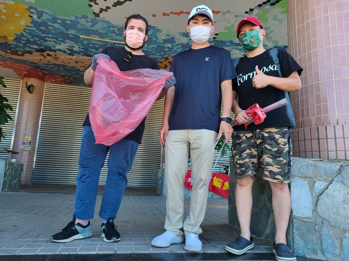 yehaoqin's tweet photo. #KeepTaiwanClean! @kuantingvision and I are so excited about today's #CoastalCleanup in #Chiayi, a part of the 5th annual @CleanTaiwan. @NextGenTaiwan is hosting one of 16 cleanup locations nationwide 💪💪💪 https://t.co/qmNmhQmGv2