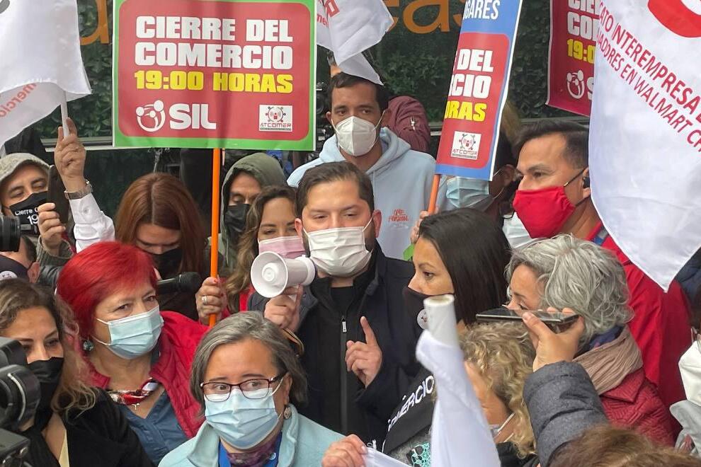 eldesconcierto's tweet photo. Con la presencia de Boric: Trabajadores se manifestaron por cierre anticipado del comercio

➡️ https://t.co/vR2pPQ0Ukz https://t.co/HWlsN30cxy
