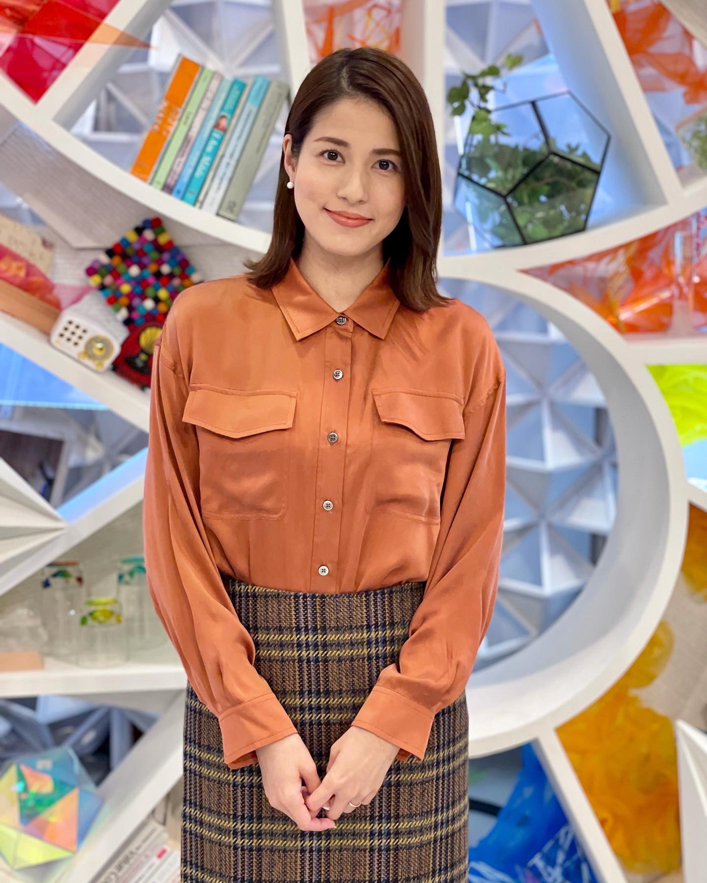 めざまし８ Yumi S Fashion ブラウンチェックが季節感満点のタイトスカートとキレイなオレンジ色のシャツ ボタンも光沢感がかわいい 季節もすっかり秋模様になりましたね Brand シャツrespec Granyamaki スカートbrahmin