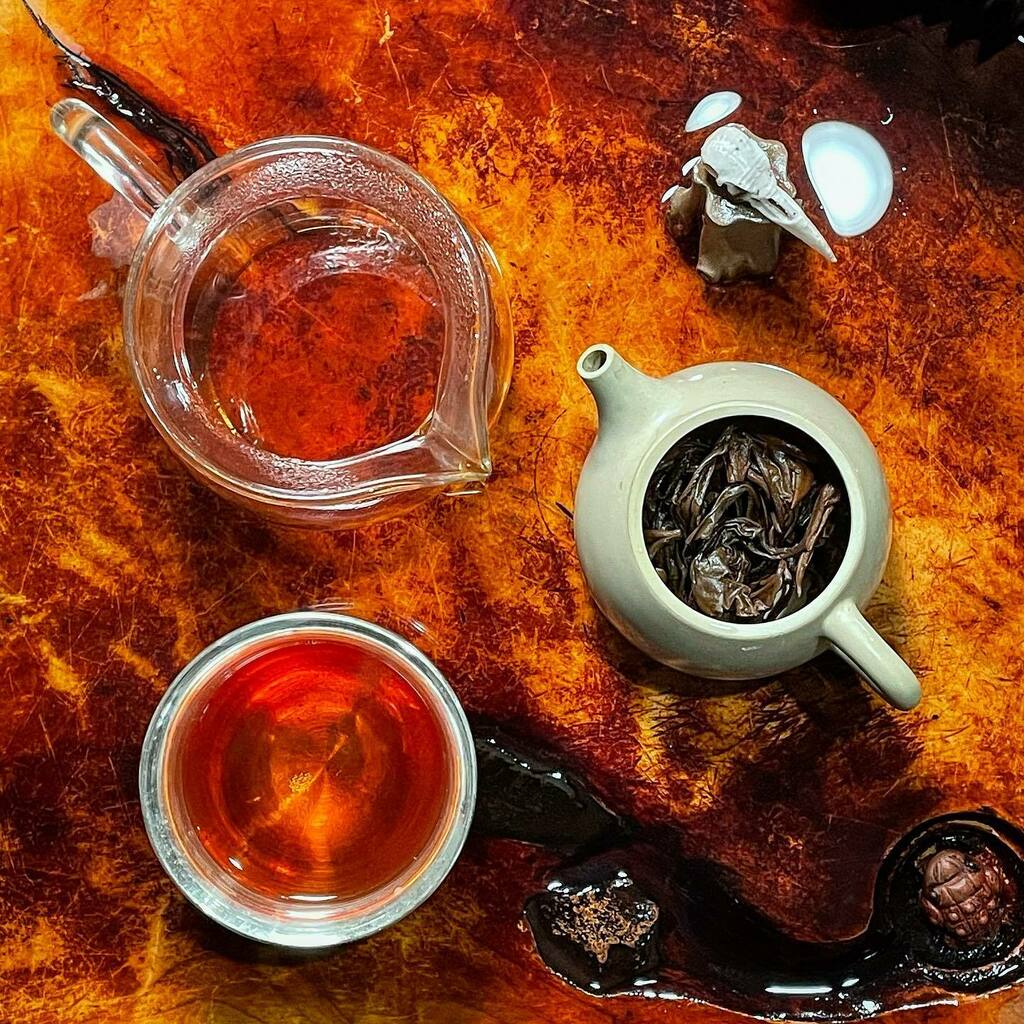 CrimsonLotusTea's tweet photo. Friday night black tea session with Intergalactic. Man this tea just hits the spot. The aromas are so intense and vibrant. It makes for a great time. 
.
What are you drinking tonight?
.
#Intergalactic #blacktea #DianHong #hongcha #redtea #tea #SilverCup … https://t.co/wuf6Q3YMKl https://t.co/VtomZJCdvL
