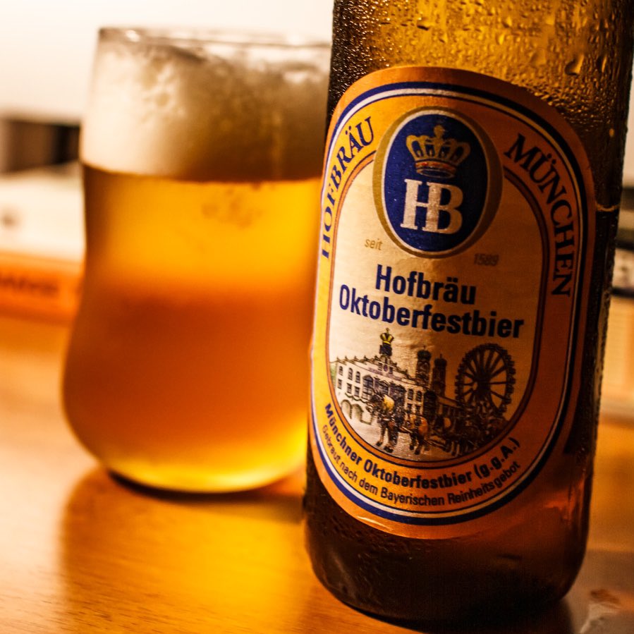 getsomemorebeer's tweet photo. ホフブロイのオクトーバフェストビア。楽しげなイラストについつい惹かれてしまう。このイラストはオクトーバーフェストの会場のホフブロイのテント前の風景。オクトーバフェス���ビアのために作られた長期熟成ビールです。

https://t.co/Ctav9RYkCu https://t.co/X0gffhwXPs
