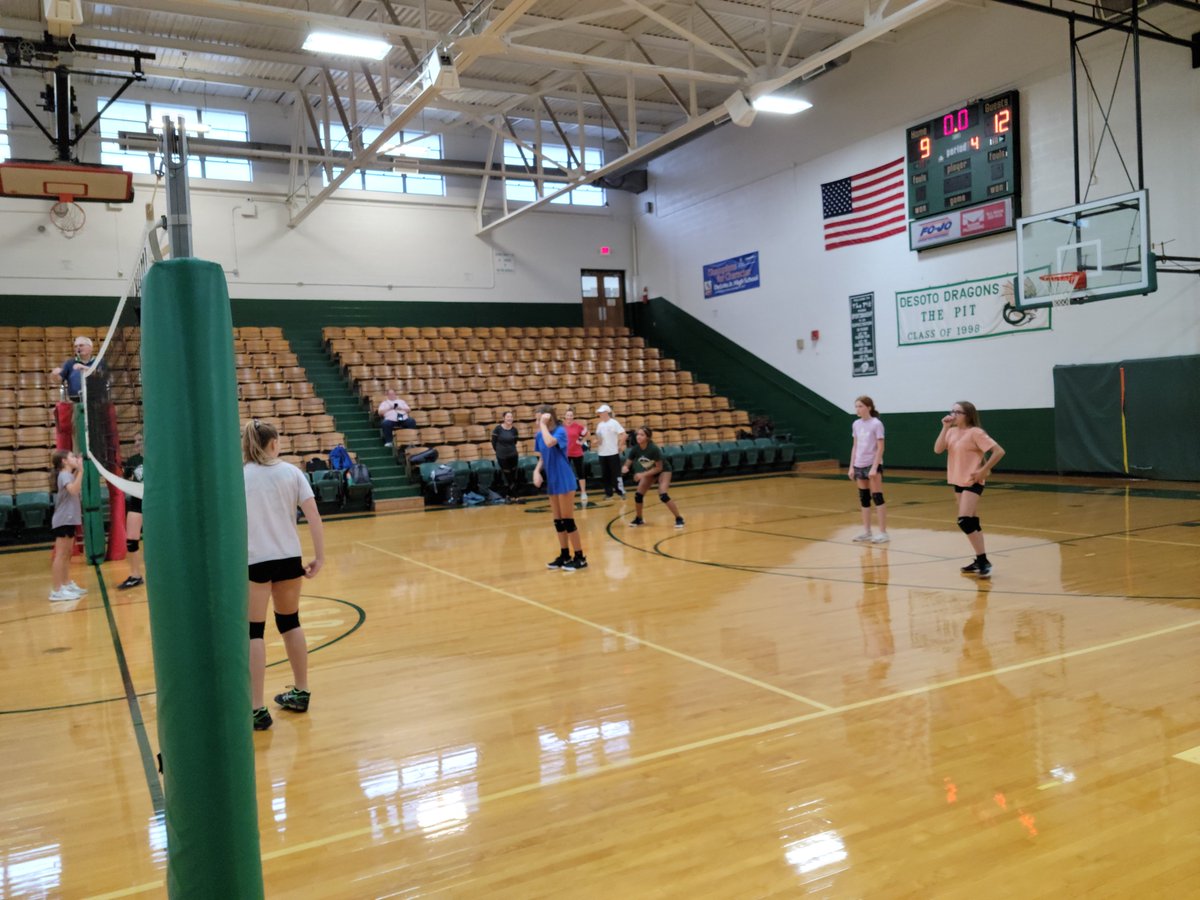 DeSotoJH's tweet photo. More pictures of a fun night of parents vs. students volleyball at DJHS! https://t.co/Pu8cguG7EN