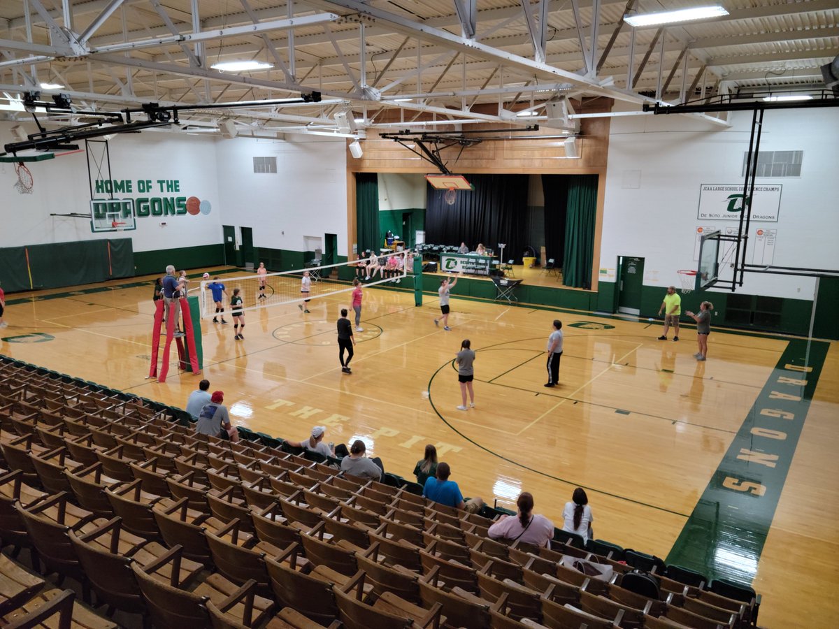 DeSotoJH's tweet photo. More pictures of a fun night of parents vs. students volleyball at DJHS! https://t.co/Pu8cguG7EN