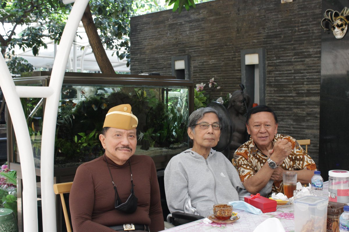 Hendropriyono67's tweet photo. Pada pagi ini 16 Oktober 2021, saya berkesempatan kembali bertemu dengan sahabat lama saya yaitu Sdr. Juwono Sudarsono/ditengah (Menteri Pertahanan RI Ke-20), Beliau merupakan orang hebat &amp; memiliki semangat juang tinggi, salam sehat untuk kita semua.

AMH

#Indonesia #NKRI https://t.co/gM8UA5ovi8