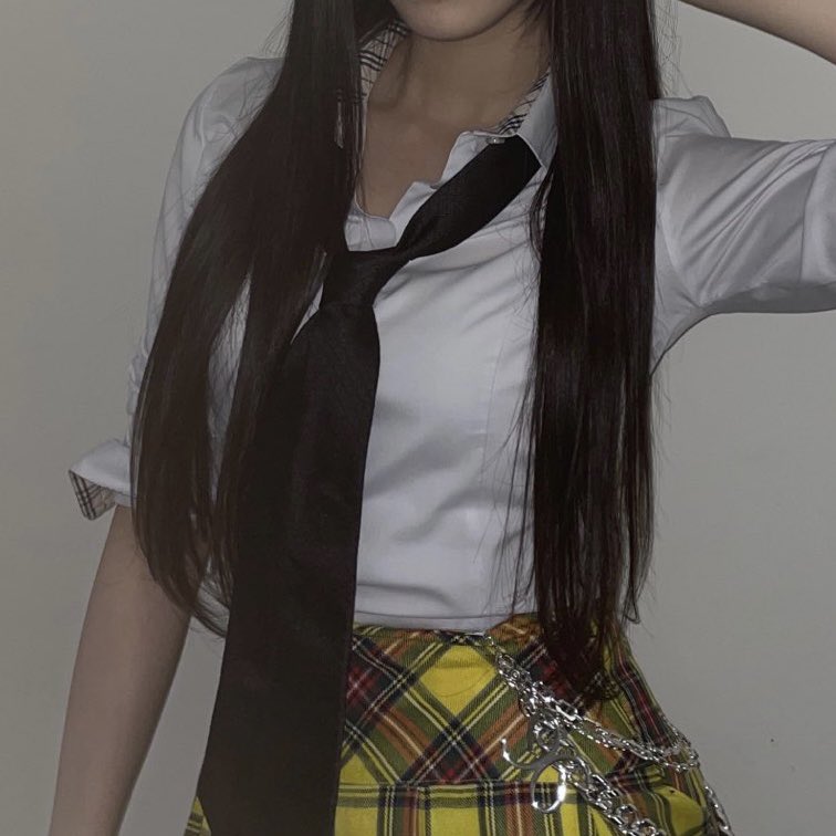 wintercafes's tweet photo. aesthetic girls on pinterest but it's actually giselle from aespa https://t.co/p5FMNddnAg