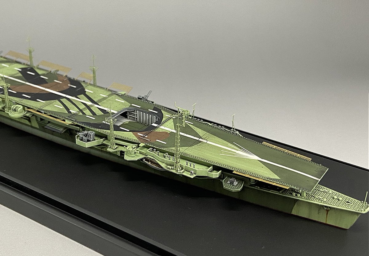har36600's tweet photo. 航空母艦　千歳　完成しました。
使用キットは　アオシマ製　1/700 ウォーターラインNo.228 空母 千歳
純正エッチングを使用
機銃やマストなどはファインモールド製
ブルワークが少々厚かったので薄く加工しました。
#艦船模型
#アオシマ https://t.co/2XOd0UO2JD