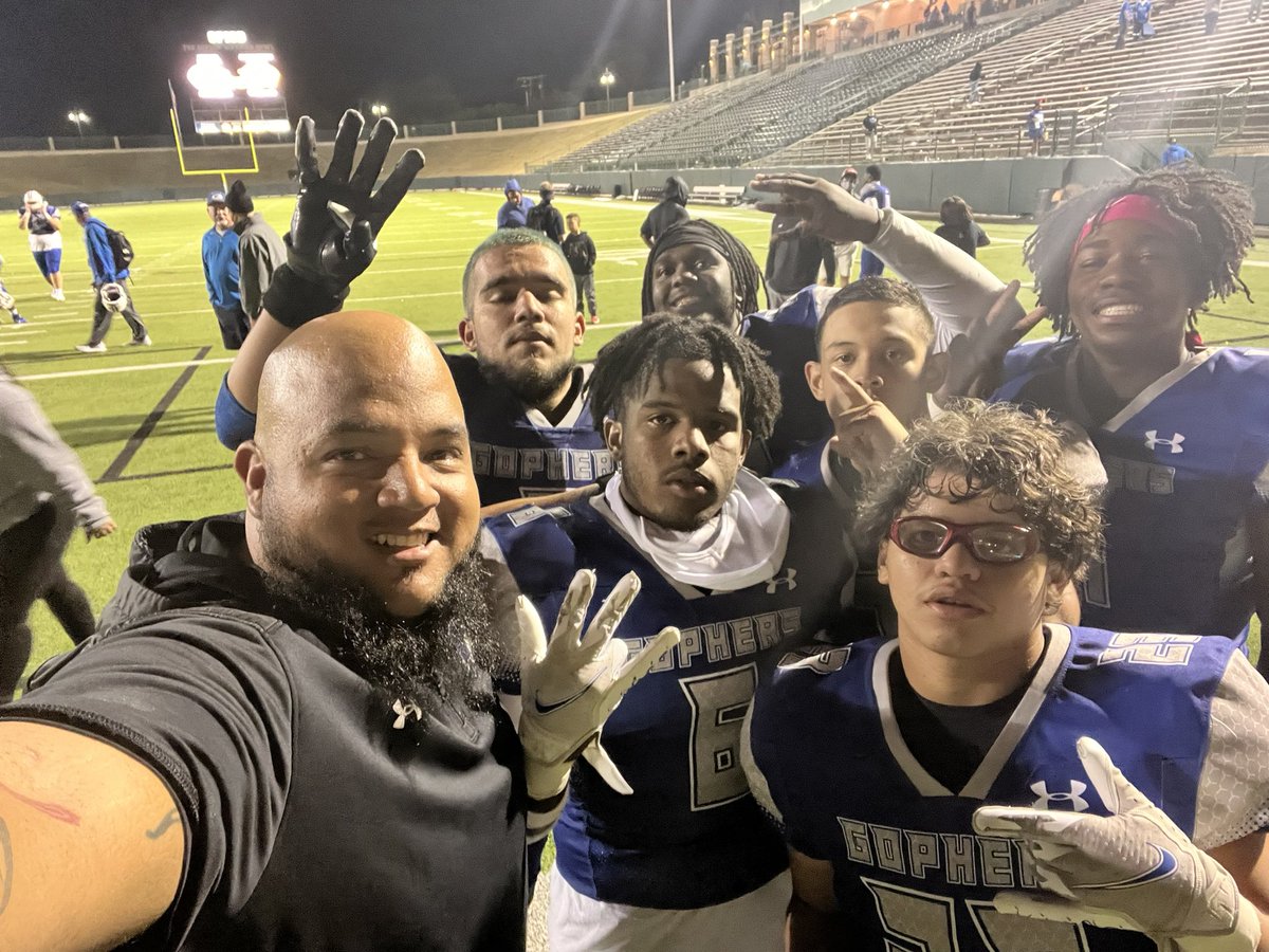 TheCoachPalma's tweet photo. Love my LB’s…#LinebackersleadTheWAY https://t.co/EWQeP8mAu0