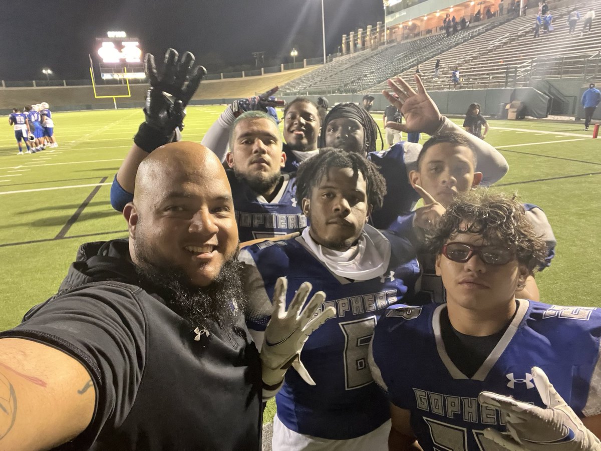 TheCoachPalma's tweet photo. Love my LB’s…#LinebackersleadTheWAY https://t.co/EWQeP8mAu0