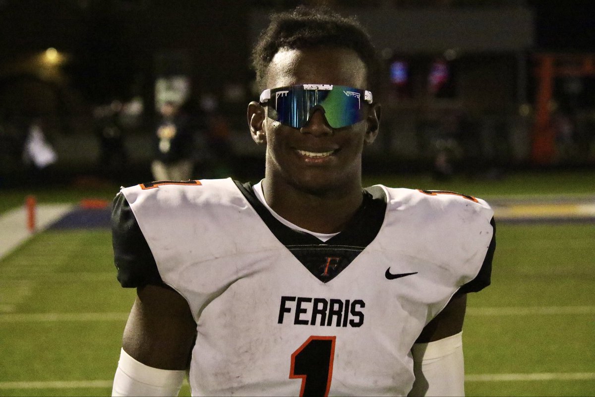 UncleFraz's tweet photo. Ferris 2023 RB Darrick Willis pounded the rock early and often.

Finished with 1 score that was the difference maker late. Most of his damage was done between the 20s. Hard runner with good initial burst. Holds a TSU offer and hearing from others.

#txhsfb | @dctf + @GPowersScout https://t.co/B9jJ0dUNQP