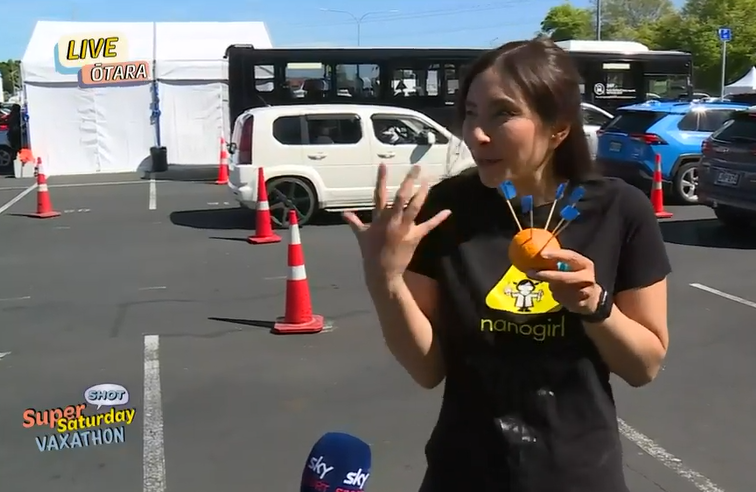 Currently on +HR=E's vaxathon: Nanogirl in an Otara carpark explaining Saturn's rings