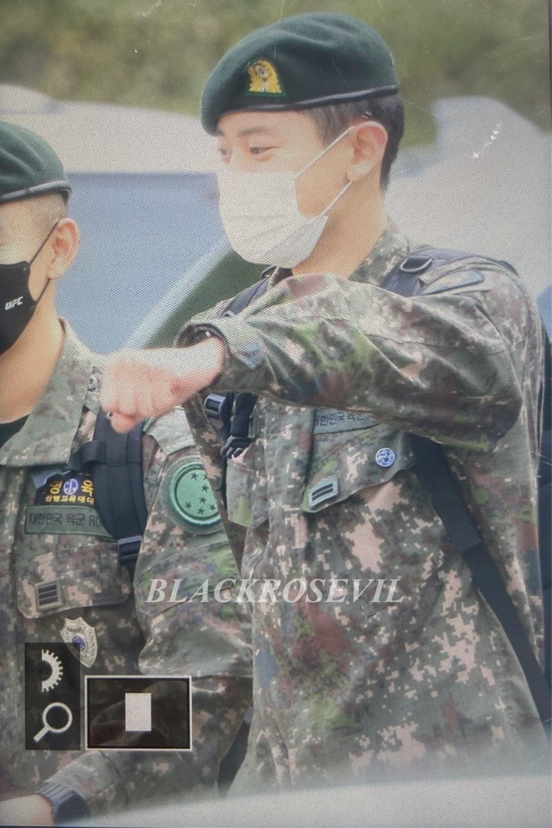BLACKROSEVIL61's tweet photo. 211016 뮤지컬 출근 ❤️‍🔥❤️‍🔥❤️‍🔥 #찬열 #CHANYEOL https://t.co/w1VGwcYzZb