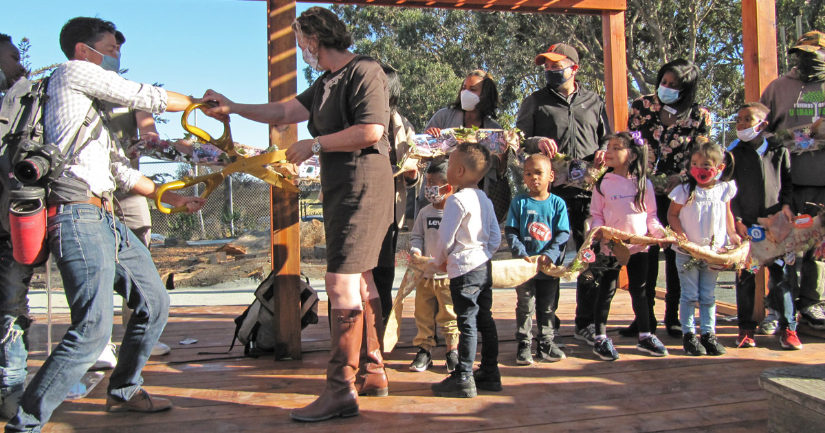 SFUrbanForester's tweet photo. We loved planting trees in the new nature playground at the Kirkwood Early Learning Center in #BayviewHuntersPoint. Thanks @WuYee for inviting us to participate in this preschool playspace makeover, and thanks to project partners SF Children & Nature, @RTSanFran, & the @Liifund. https://t.co/JfXVDvSbjE