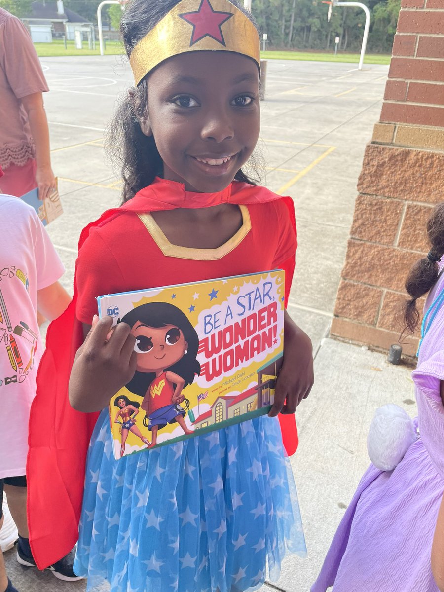 APlindsey2004's tweet photo. What screams fall days in an elementary school? None other than an awesome character book parade filled with cheers and smiles. The @BlackshearKISD buffaloes had a fun time showcasing their favorite book characters. https://t.co/LmWrZKqz7I