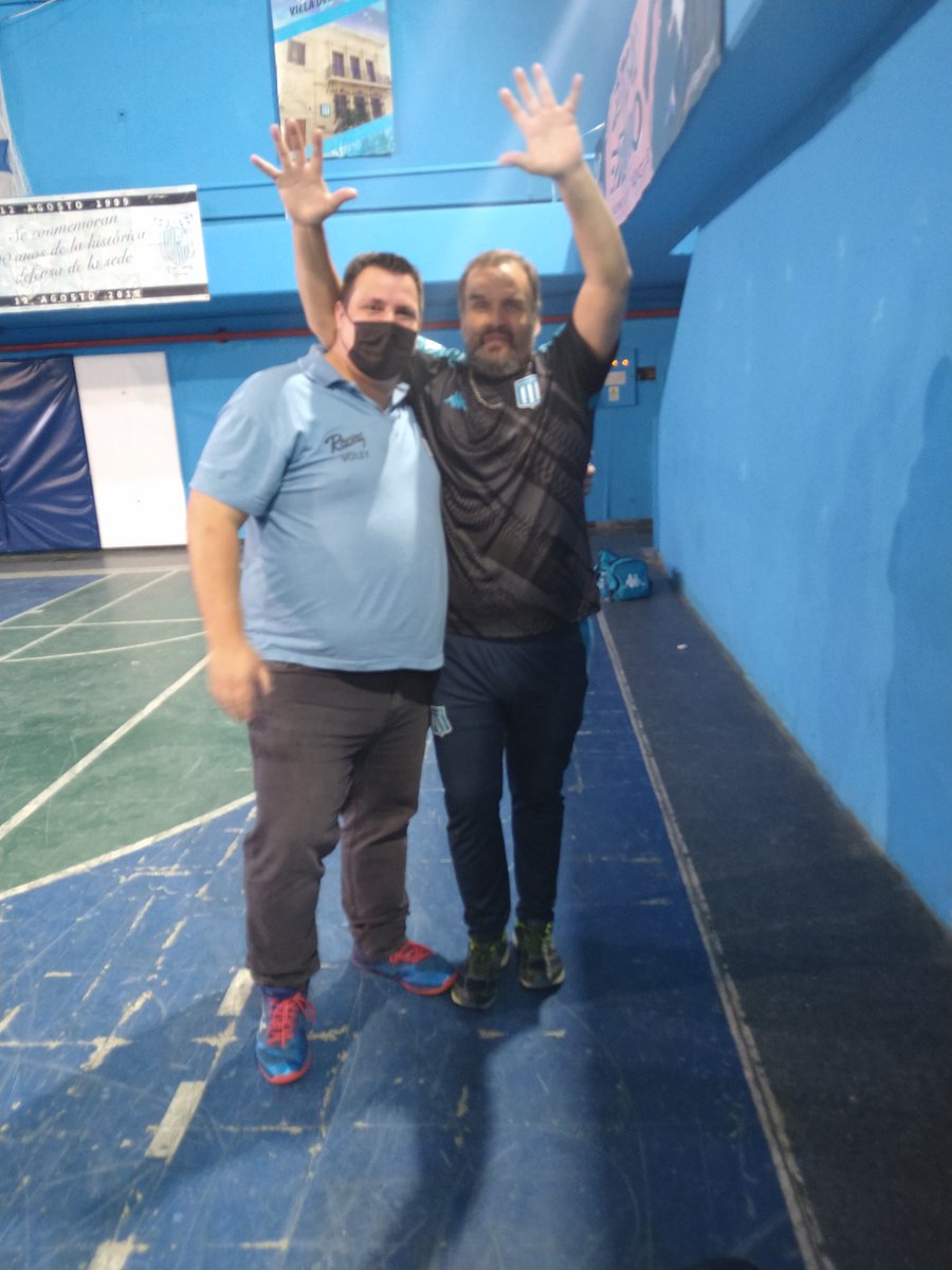 Impresionante victoria de las chicas
Por la 10°fecha se enfrentaron los punteros de la zona D de la 5°división <a href="/metrovoley/">FMV</a> 
En un partido para el infarto las Mayores Damas A ganaron por el 3-1 (el cuarto set fue para las Académicas por 30 a 28) vs Lamadrid
Vamos las pibas 💙🏐🎓