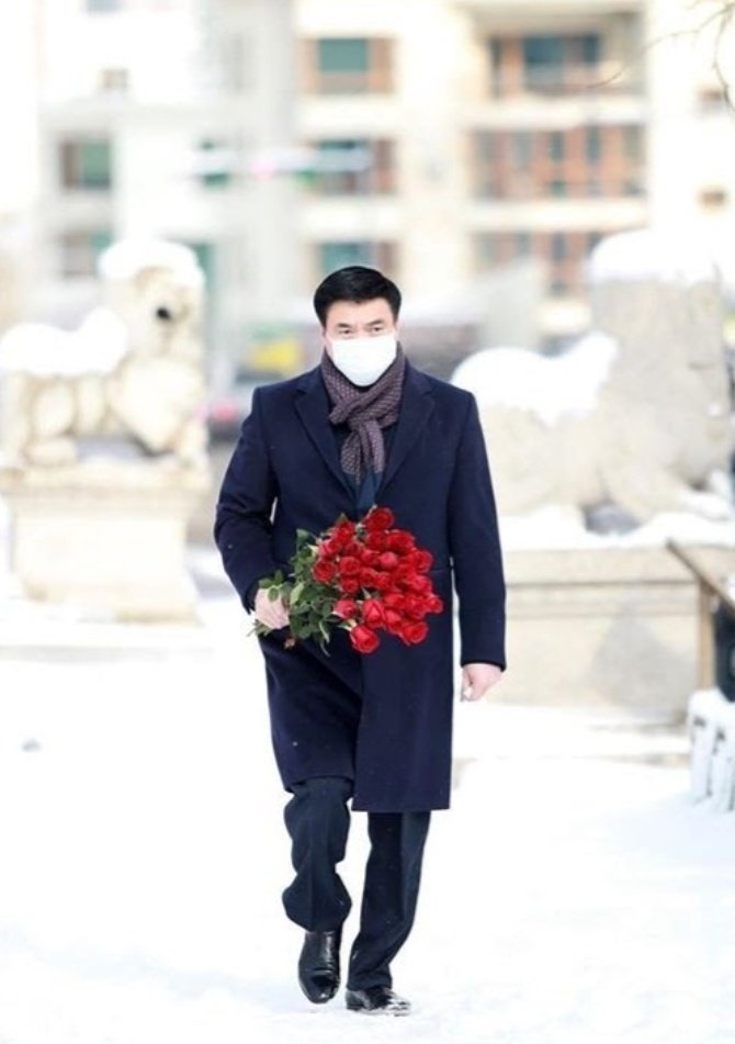 Хүмүүсийг үхэлрүү нь түлхчихээд оршуулгаар нь шоудаад байдаг МАНгасууд шиг санагдах боллоо. Одоо иргэн цагдаа хоёрыг зөрчилдүүлээд байгаа коведийн хуулиа хүчингүй болгож, хоёр янз үйлчлээд байгаа хорио цээрээ зогсоовол таарна. Хууль, хууль сахиулагчийн нэр хүнд гэж байхгүй боллоо