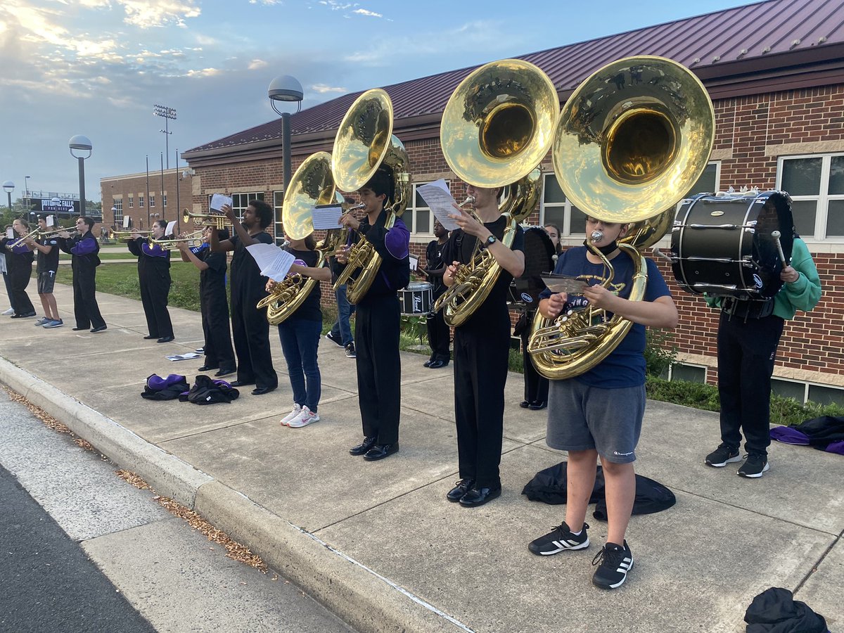 RiverBendBands's tweet photo. Our amazing 8th graders had the opportunity to eat and play some music with the PFHS Marching Panthers tonight. We are SO grateful to Mr. Lotfi and all of the wonderful PFHS band students for this fun evening! #bandfam #rbmsmusic @RBMS_Official @pfhs_bands https://t.co/TRlgbr5E73