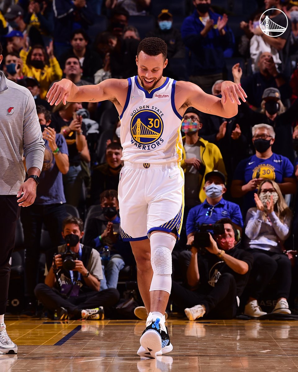 warriors's tweet photo. Stephen Curry has 36 points
on 19 shots
in 26 minutes ⚡️ https://t.co/ffvmlRBRrk