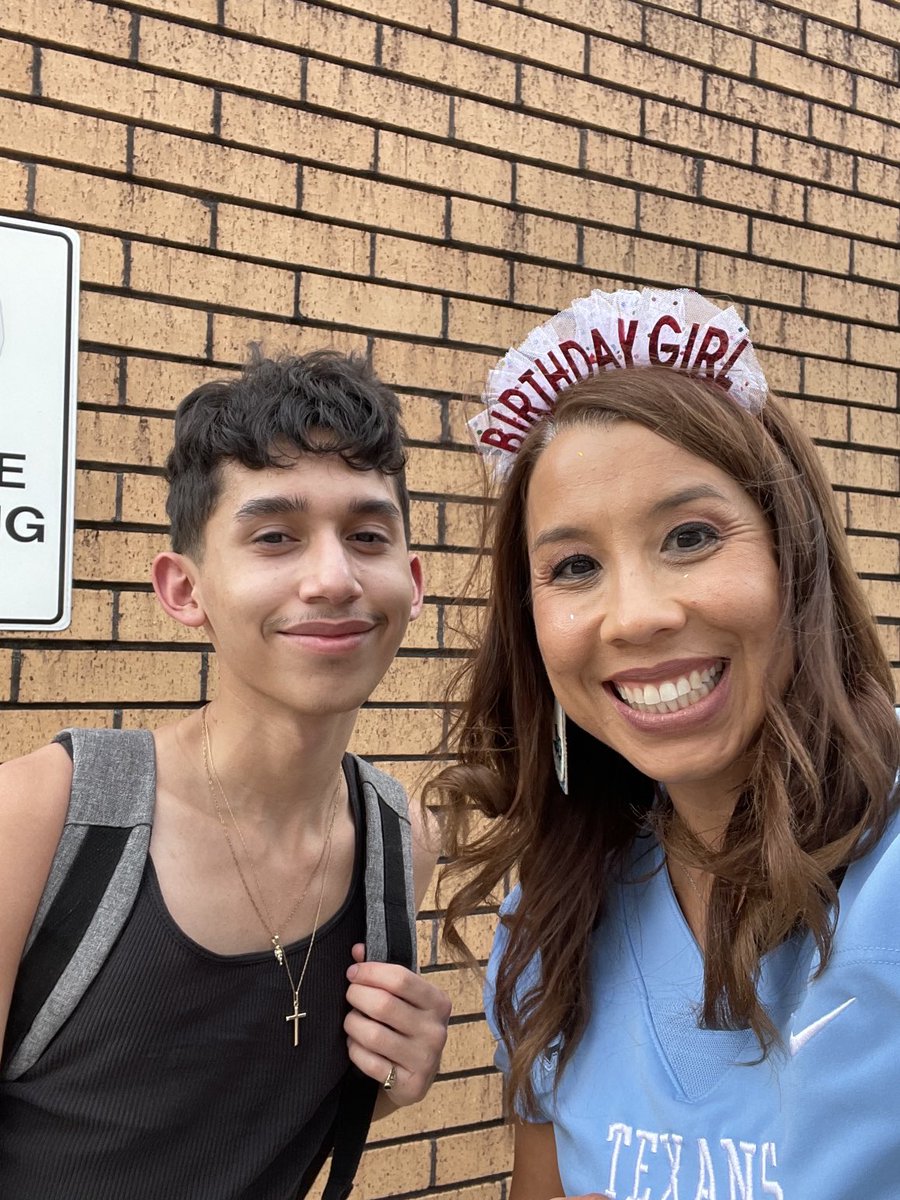 I wasn’t the only one celebrating a birthday today!🧁Shout out to all our Texans who were born on Oct 15!🥳