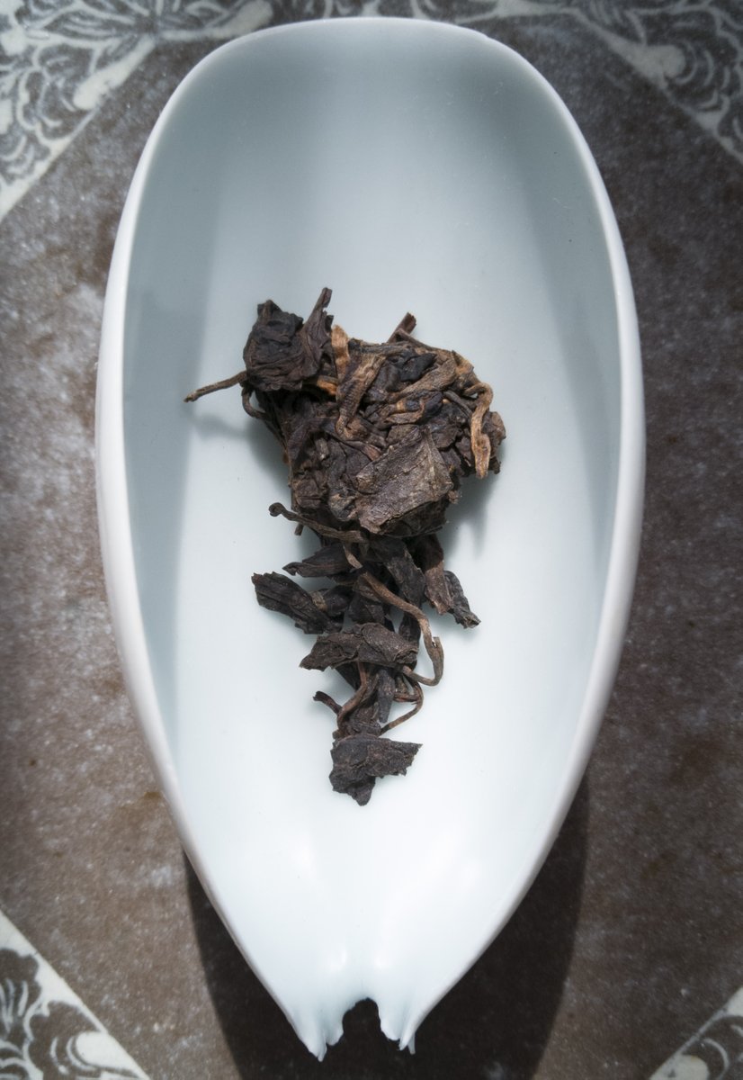 akio121's tweet photo. 本日のお茶
2003 Spring wild Yi Wu Pu Er Qizi Bing Cha #TeaMasters
村越風月 梨皮茶銚 酸化
80ml3g100度15、54、90
朝方は少し寒かったので、このお茶を。押し目に淹れるが風味が美しい。体感はやや暖かく大きく、緩い活気を感じる。体内に吸収されていく感じが心地よい。
#茶好連 https://t.co/jS41sRuvI5