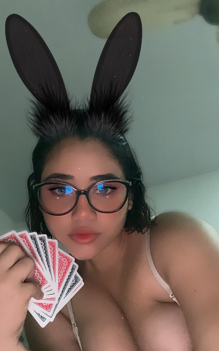 PilarFerpi's tweet photo. Hoy me arregle decentemente (bonita) para salir, cuando estaba ya en la calle me agarro que cule e’ aguacero y termine en el cuarto con mi prima jugando cartas y con ganas de una piña colada🥺 https://t.co/HHTRSZyec3