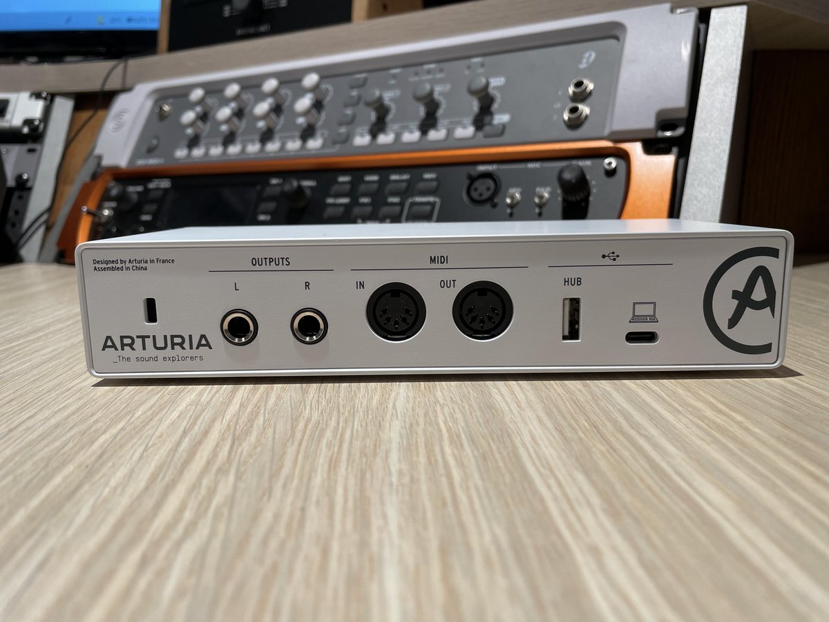 shima_umeda's tweet photo. なんとなんと!!発売前のArturia MiniFuse2が先行でお試しできることになりました!
オーディオインターフェースではあまり馴染みのないホワイトカラー😊Arturiaらしく質感がすごくいいです。 https://t.co/GZ98NQjCsc