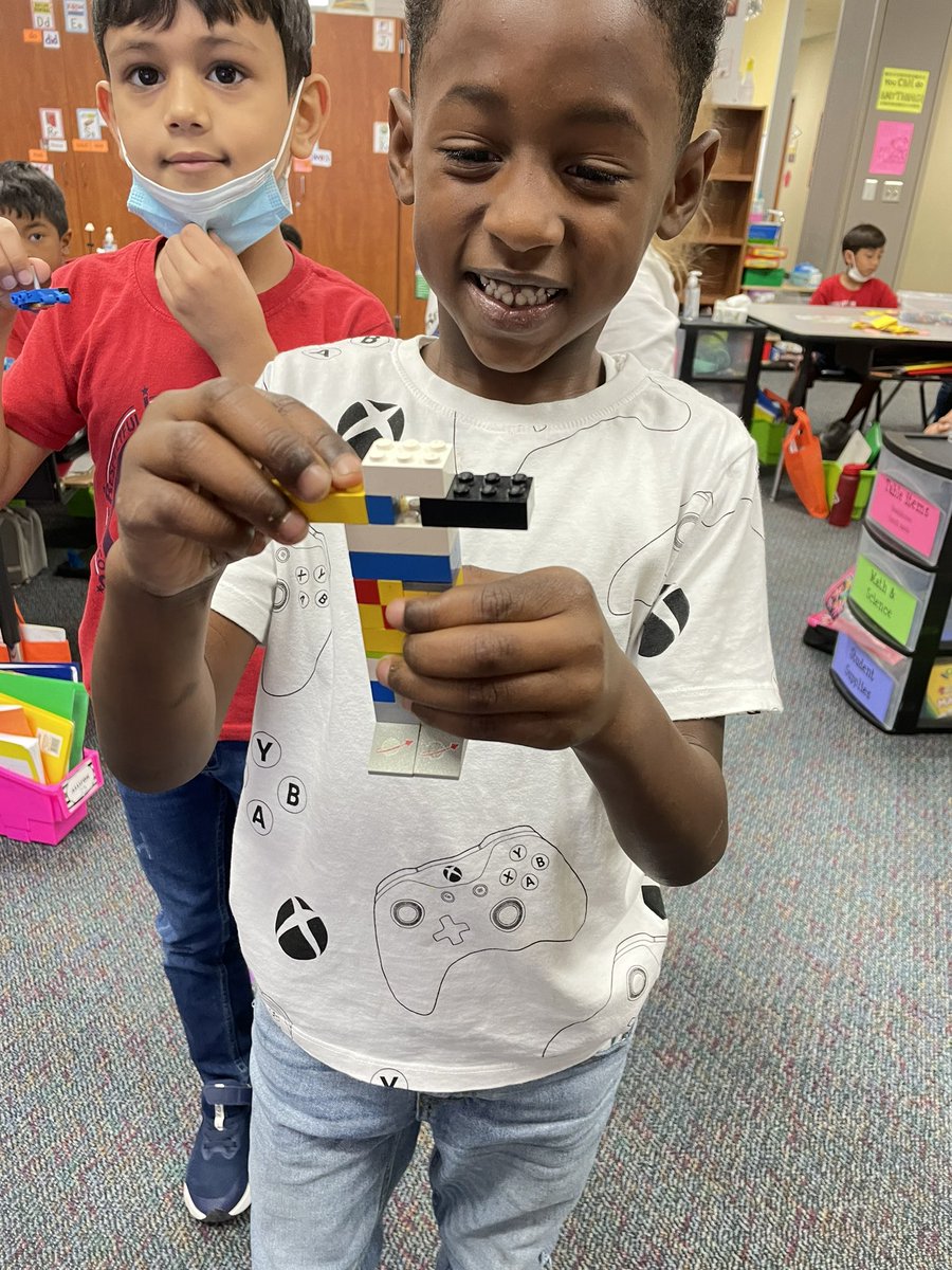StahrMartinez's tweet photo. STEM Bin FriYAY! We focused on creating living and nonliving things. Hereβs a few from a dog and person to a jet and lamp! #scienceisfun #firstgradeisnumberone #pumapride #CFISDspirit @PostmaPumas @CFISDScience https://t.co/b53h1ADWTh